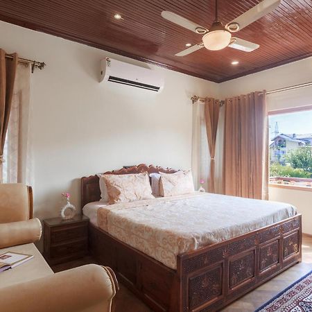 Stayvista At Pinewood Villa - Pet Friendly Villa With Lawn & Pool Table Srīnagar Eksteriør bilde