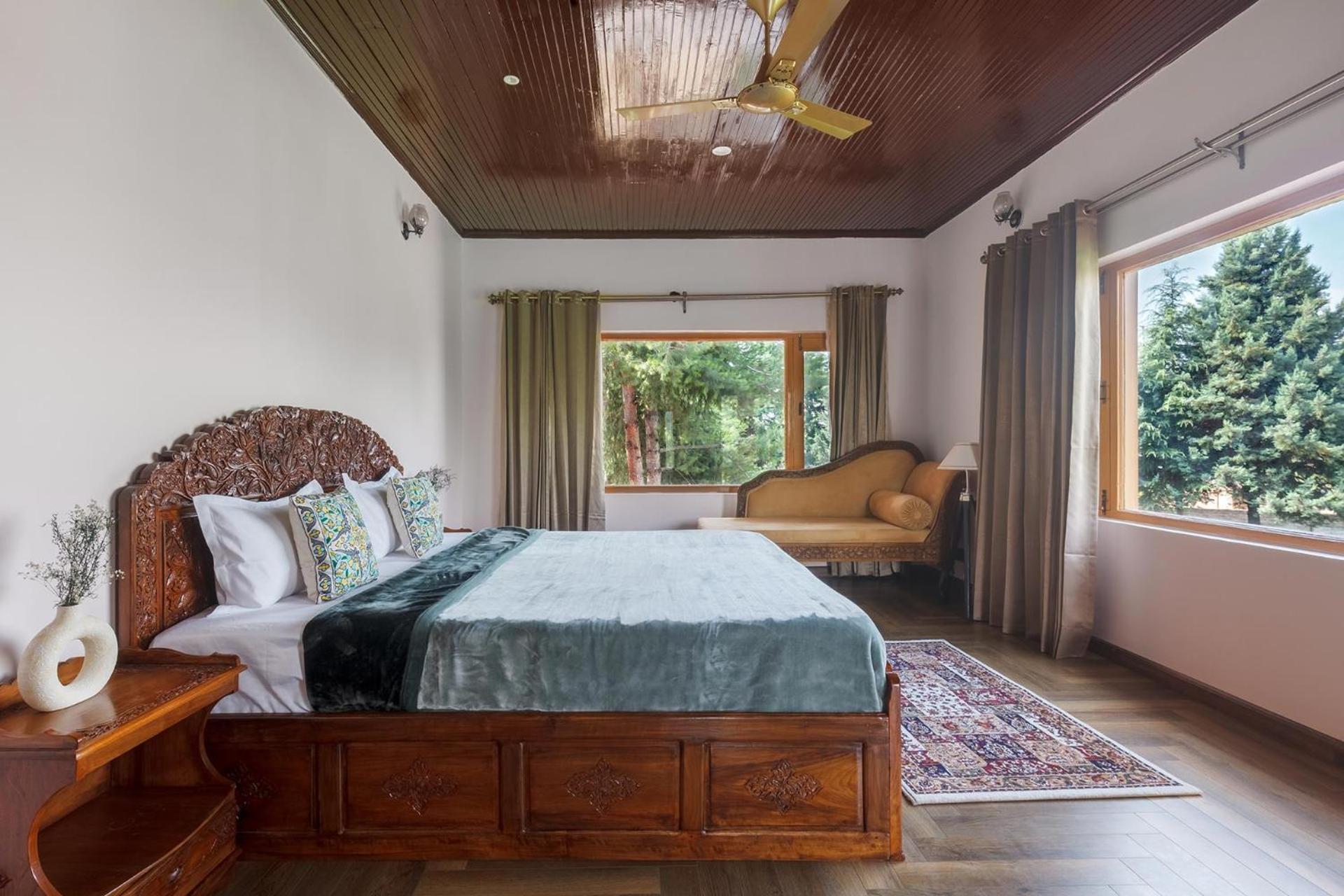 Stayvista At Pinewood Villa - Pet Friendly Villa With Lawn & Pool Table Srīnagar Eksteriør bilde