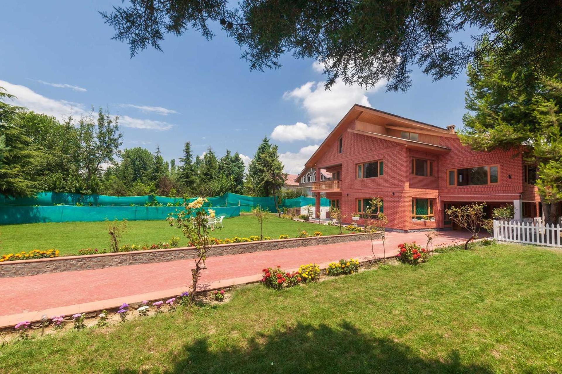 Stayvista At Pinewood Villa - Pet Friendly Villa With Lawn & Pool Table Srīnagar Eksteriør bilde