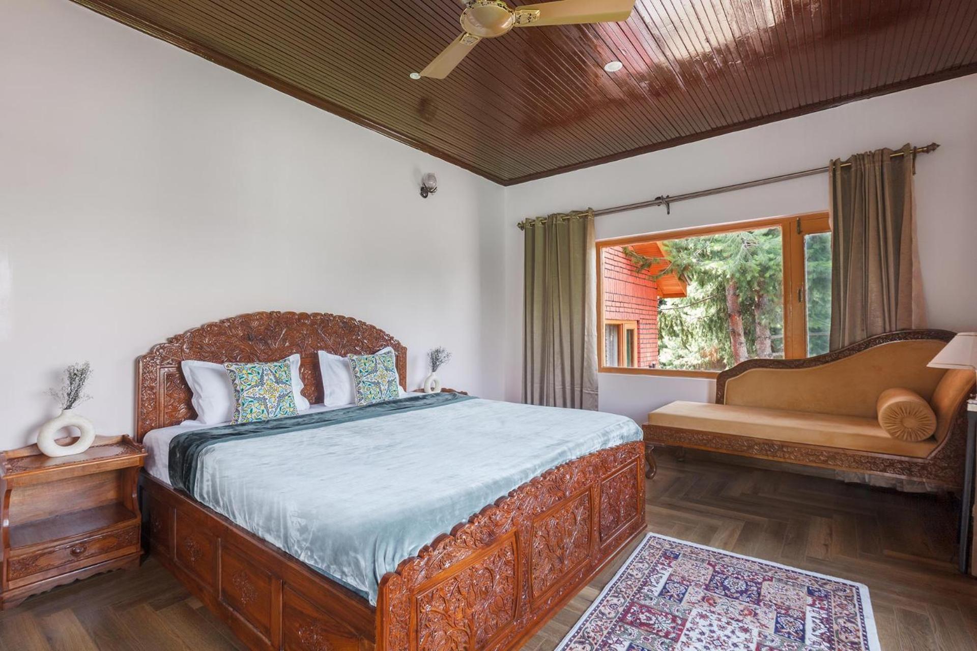 Stayvista At Pinewood Villa - Pet Friendly Villa With Lawn & Pool Table Srīnagar Eksteriør bilde