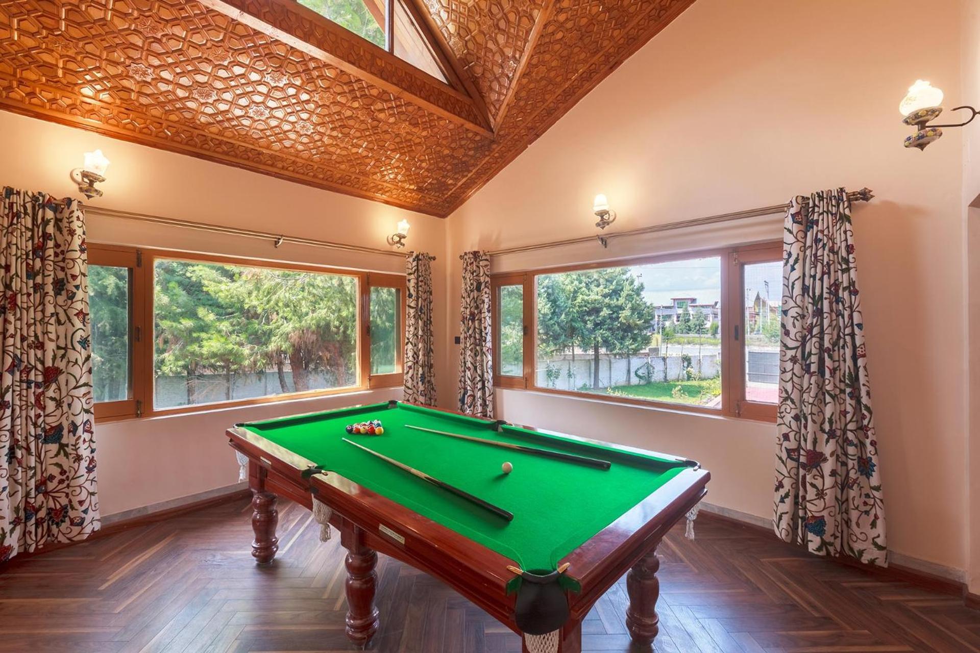 Stayvista At Pinewood Villa - Pet Friendly Villa With Lawn & Pool Table Srīnagar Eksteriør bilde