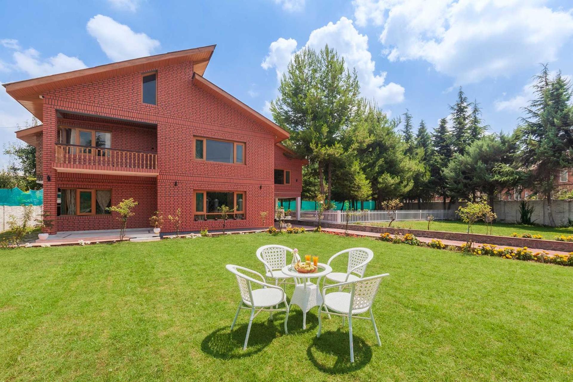 Stayvista At Pinewood Villa - Pet Friendly Villa With Lawn & Pool Table Srīnagar Eksteriør bilde