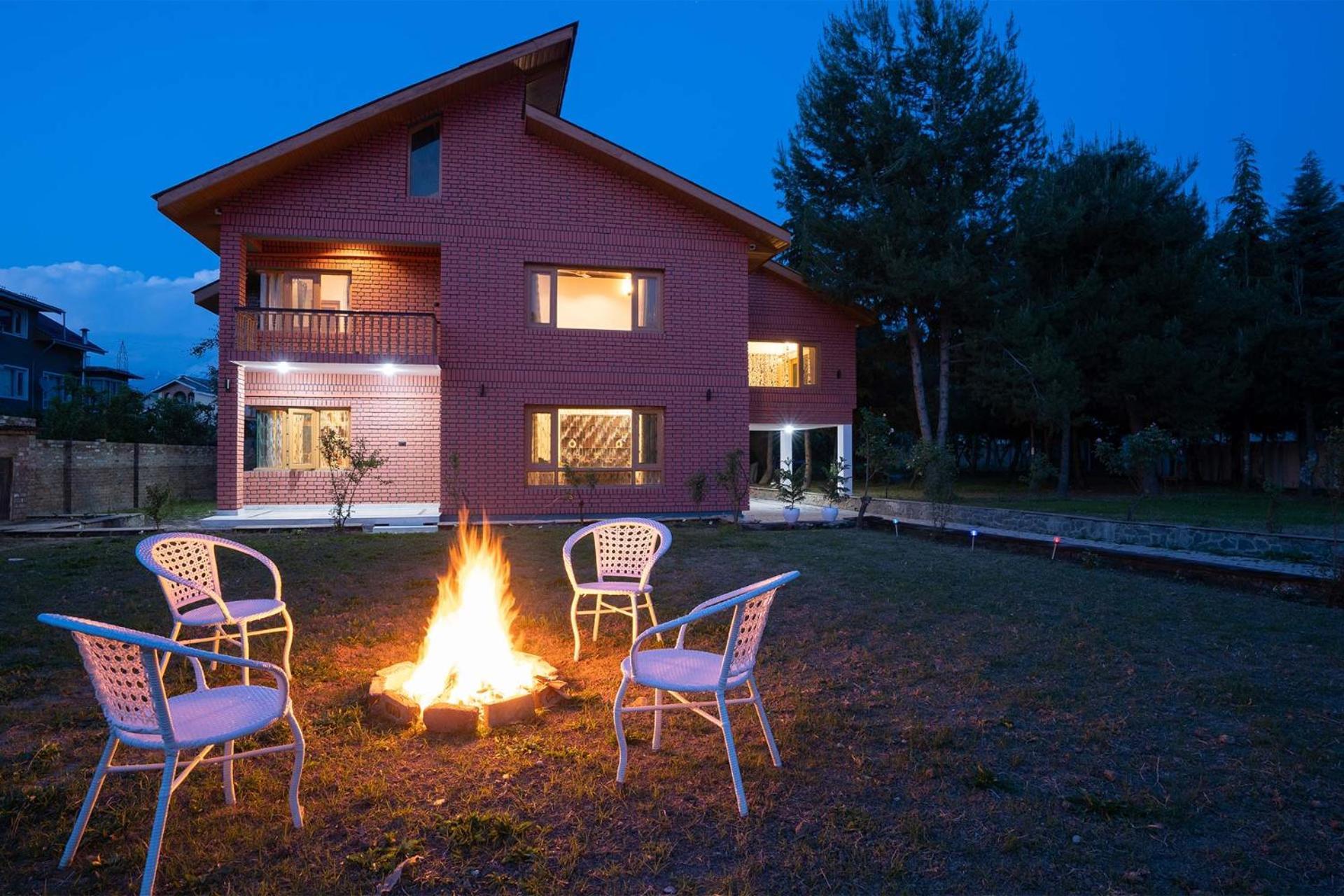 Stayvista At Pinewood Villa - Pet Friendly Villa With Lawn & Pool Table Srīnagar Eksteriør bilde
