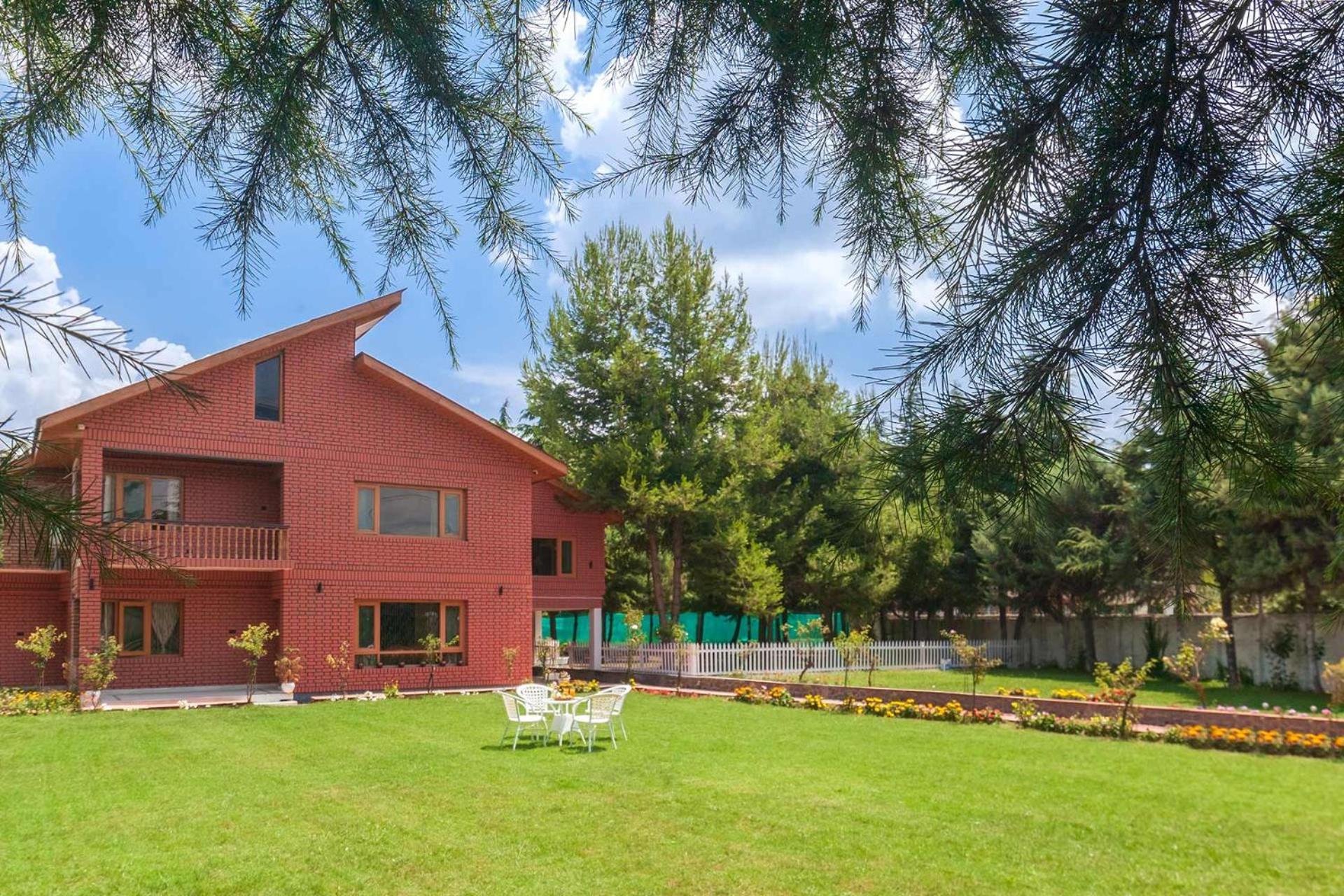Stayvista At Pinewood Villa - Pet Friendly Villa With Lawn & Pool Table Srīnagar Eksteriør bilde