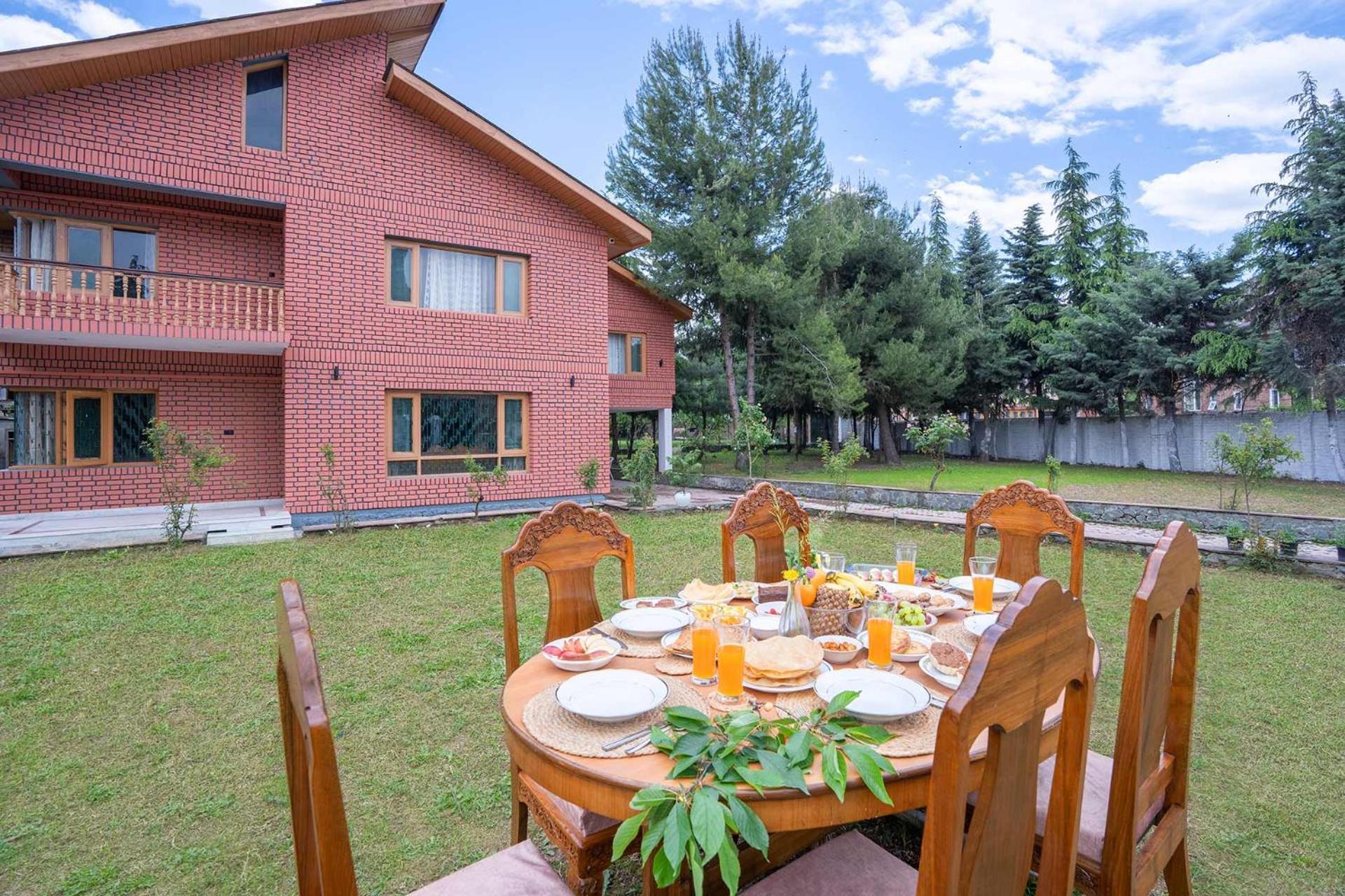 Stayvista At Pinewood Villa - Pet Friendly Villa With Lawn & Pool Table Srīnagar Eksteriør bilde